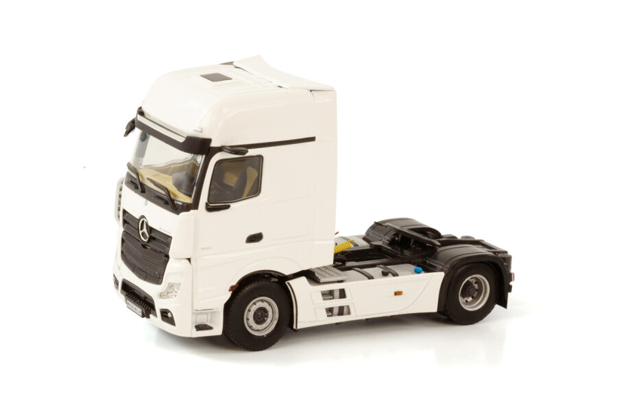 White Line Mercedes Benz Giga
                space